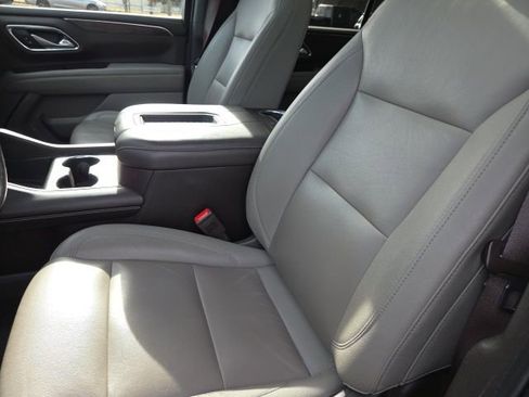 Used 2022 Chevrolet Suburban Z71 w/ Luxury Package image 5