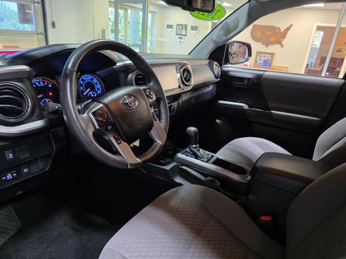 Used 2021 Toyota Tacoma SR5 AWD/4WD image 16