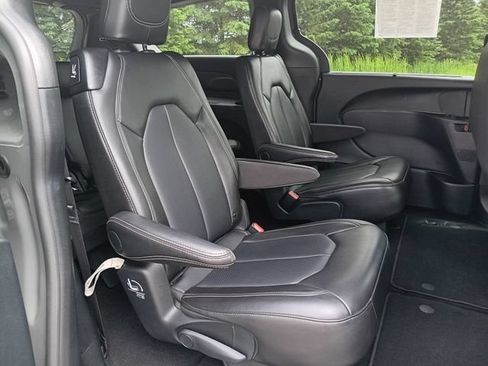 Used 2025 Chrysler Pacifica Select FWD image 19