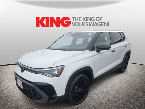 Certified 2025 Volkswagen Taos SE image 2
