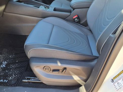 New 2026 Volkswagen Tiguan SE image 9