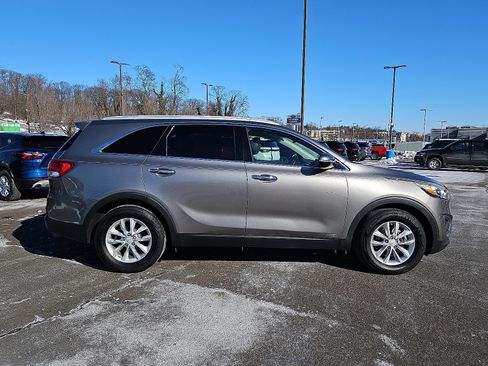 Used 2016 Kia Sorento LX w/ LX Convenience Package image 6