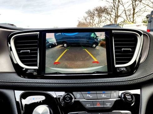 New 2025 Chrysler Pacifica Select image 22