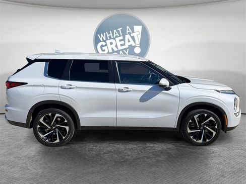 Used 2022 Mitsubishi Outlander SE image 2