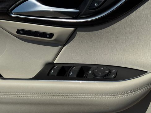 Used 2022 Buick Envision Avenir w/ Technology Package II image 19