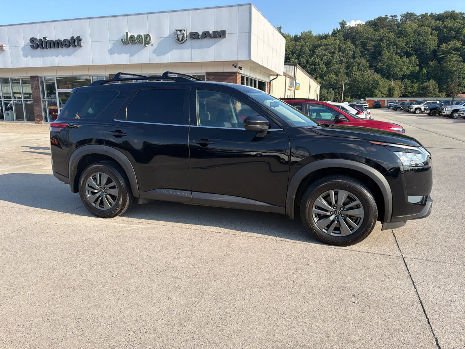 Used 2023 Nissan Pathfinder SV AWD/4WD image 2