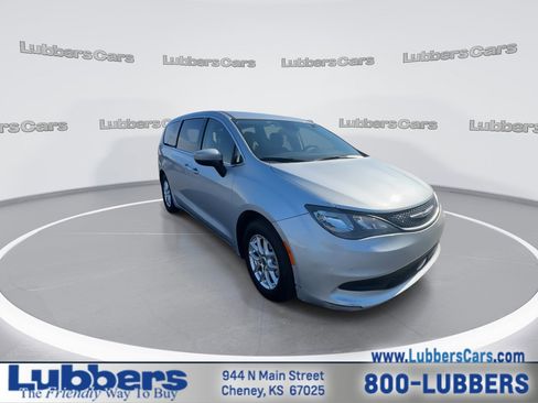 Used 2023 Chrysler Voyager LX image 2
