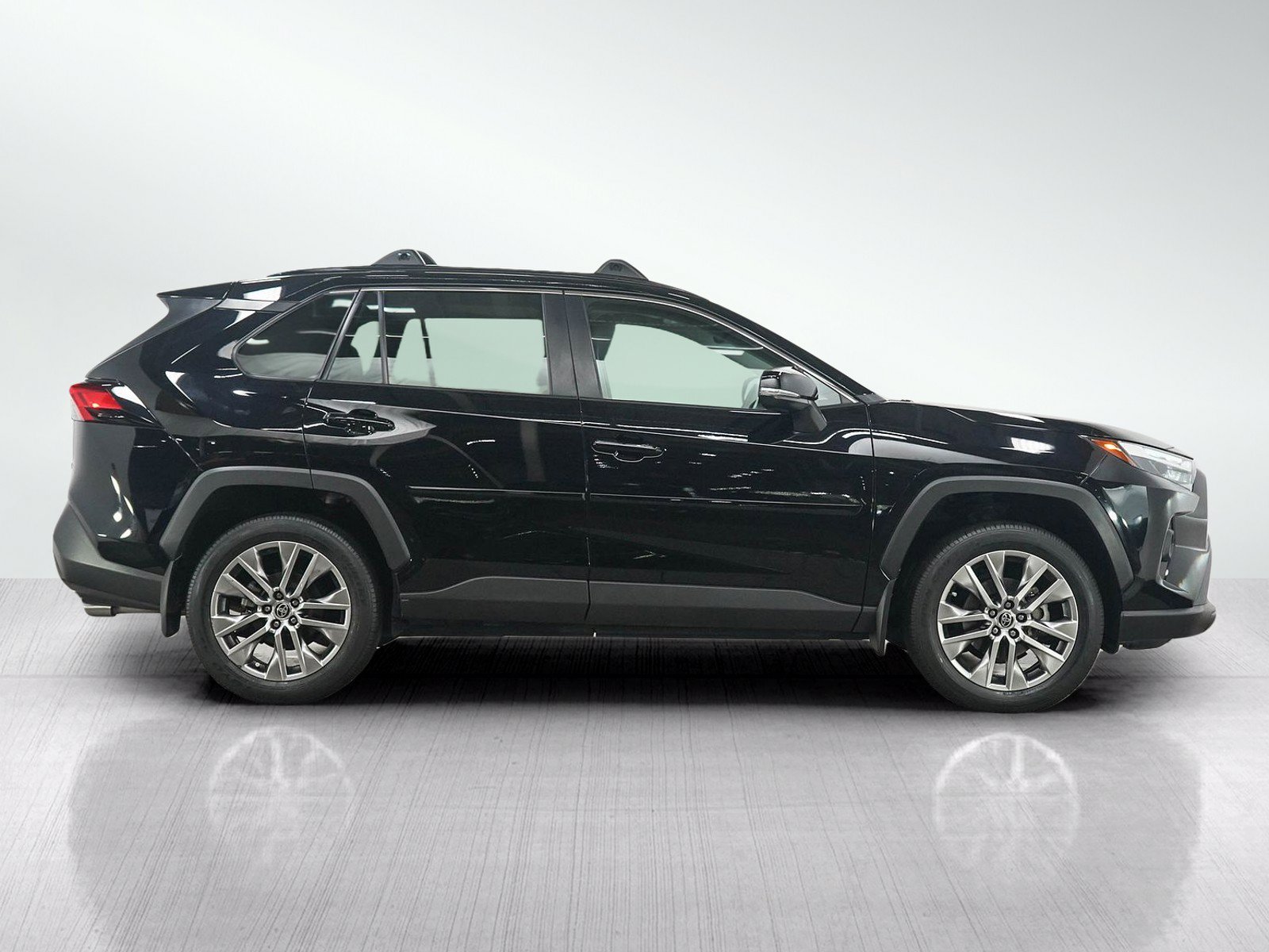 Used 2022 Toyota RAV4 XLE Premium FWD image 6