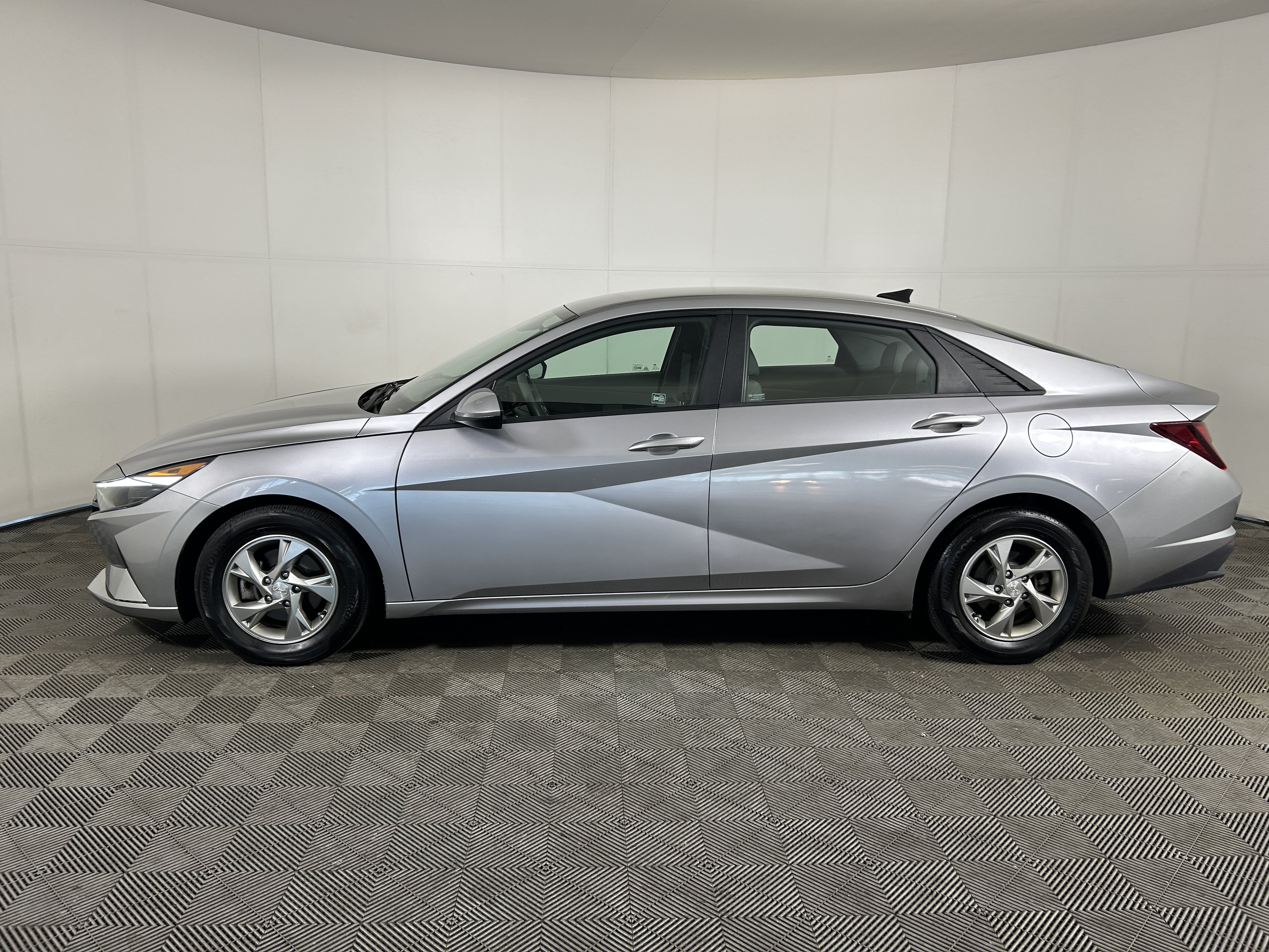 Used 2021 Hyundai Elantra SE FWD image 2