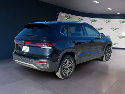 Certified 2025 Volkswagen Taos SE FWD image 8