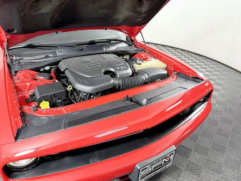 Used 2015 Dodge Challenger SXT w/ Driver Convenience Group RWD image 18