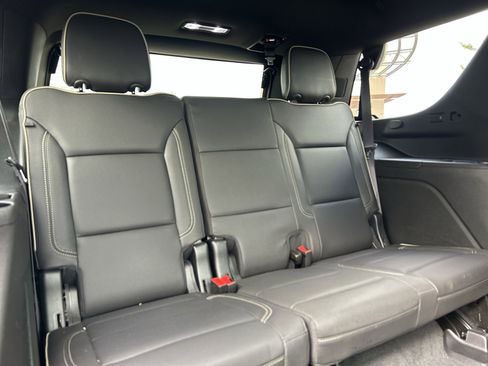 Used 2022 GMC Yukon SLT w/ SLT Premium Package image 17