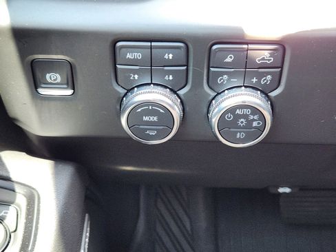Used 2025 GMC Sierra 1500 AT4 w/ AT4 Premium Package AWD/4WD image 19