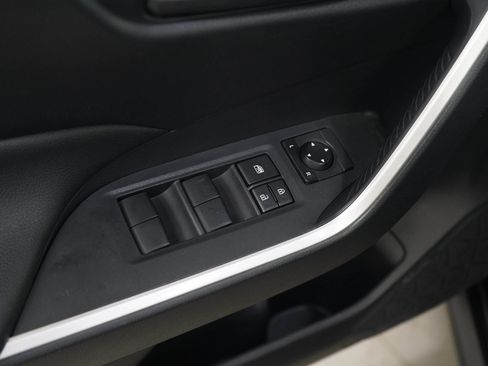 Used 2019 Toyota RAV4 LE AWD/4WD image 19