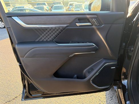 Used 2025 GMC Acadia Denali image 10