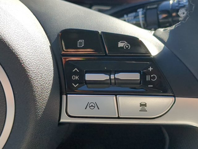 Used 2025 Hyundai Elantra Limited FWD image 25