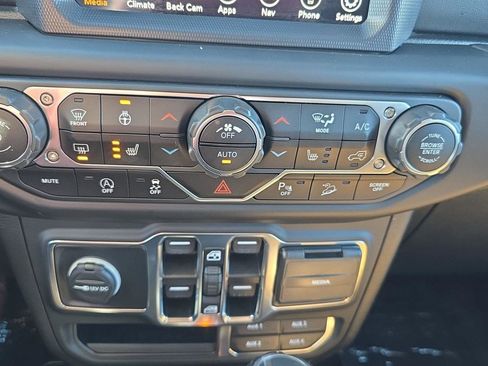 Used 2020 Jeep Wrangler Unlimited Sahara image 18