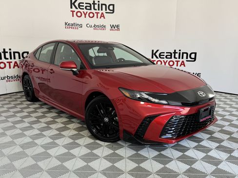 Used 2025 Toyota Camry SE FWD image 3