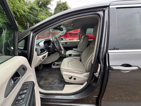 Used 2020 Chrysler Pacifica Limited w/ Advanced Safetytec Group FWD image 2