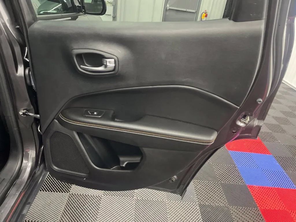 Used 2018 Jeep Compass Latitude w/ Popular Equipment Group AWD/4WD image 15