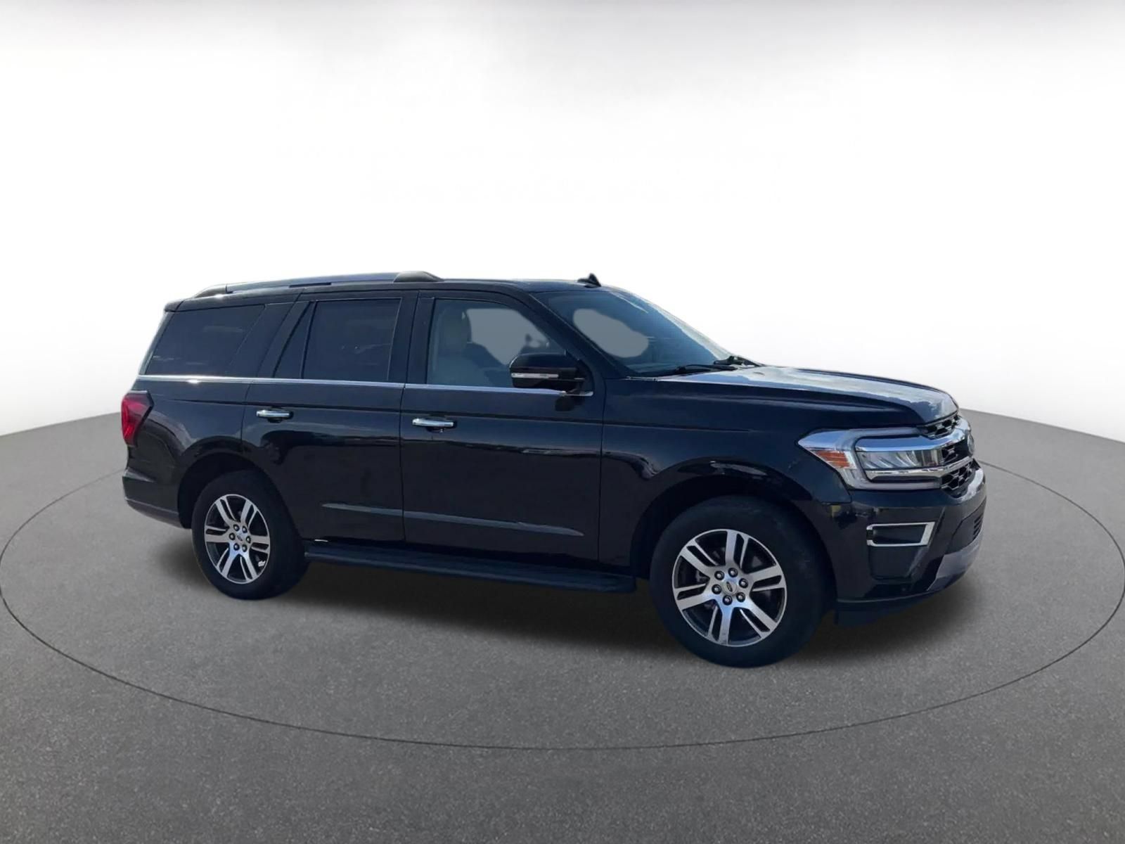 Used 2024 Ford Expedition Limited AWD/4WD image 2