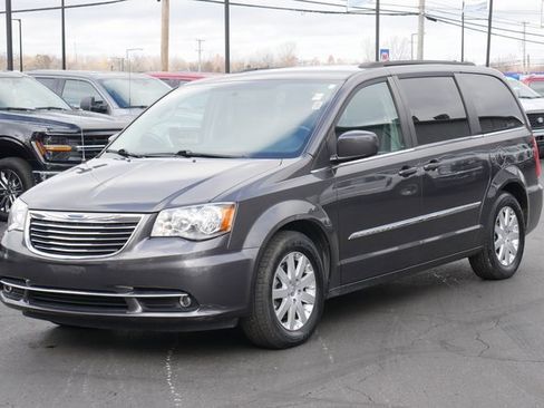 Used 2015 Chrysler Town & Country Touring image 6