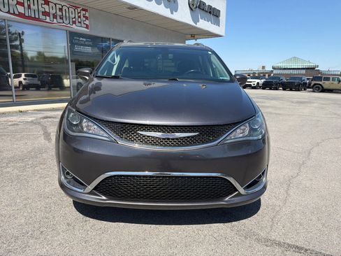 Used 2020 Chrysler Pacifica Touring-L image 4