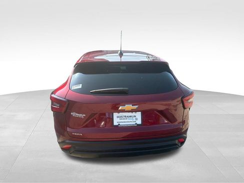 Used 2025 Chevrolet Trax LS w/ Driver Confidence Package FWD image 4