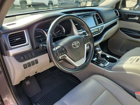 Used 2019 Toyota Highlander XLE image 17