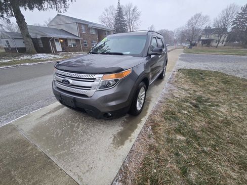 Used 2013 Ford Explorer XLT image 3