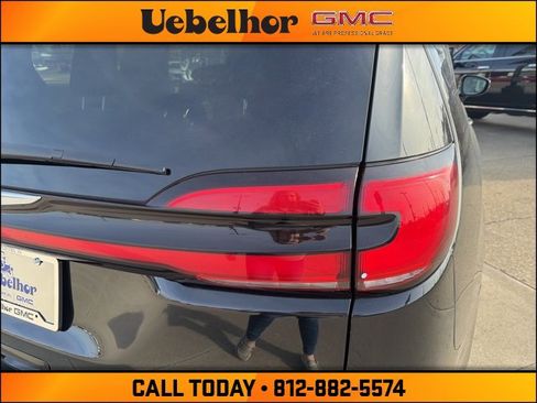 Used 2024 Chrysler Pacifica Touring-L image 11