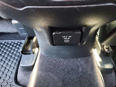 Used 2018 Jeep Cherokee Latitude Plus w/ Comfort/Convenience Group AWD/4WD image 12