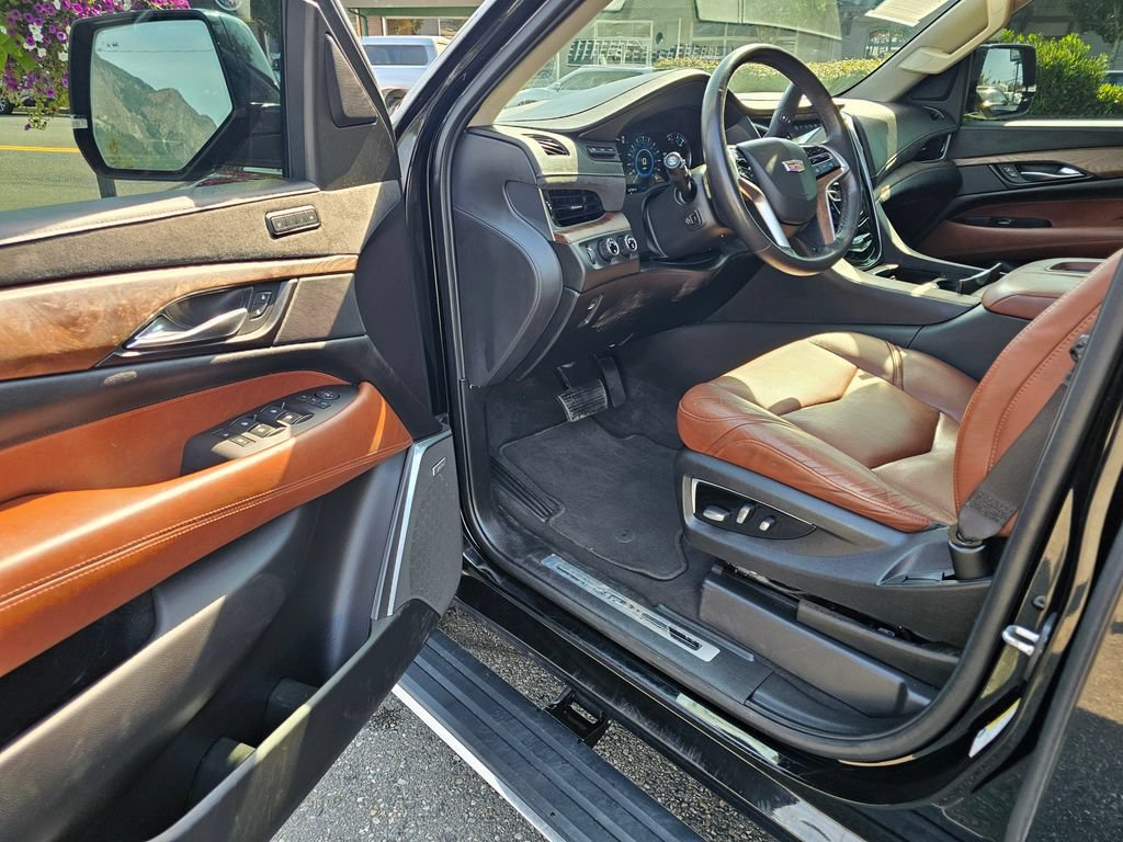 Used 2020 Cadillac Escalade Premium Luxury w/ Escalade Sport Edition AWD/4WD image 23
