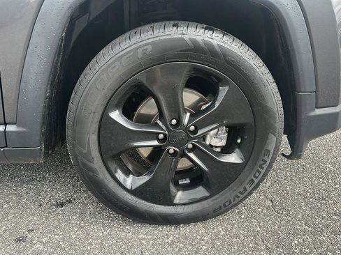 Used 2021 Jeep Compass Latitude FWD image 4