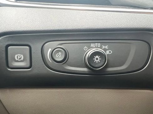 Used 2019 Buick Enclave Essence FWD image 11