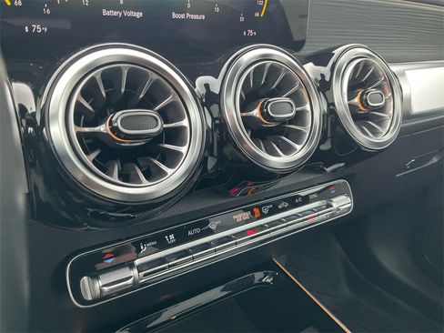 Used 2023 Mercedes-Benz GLB 250 image 25