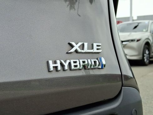 Certified 2023 Toyota Sienna XLE FWD image 33