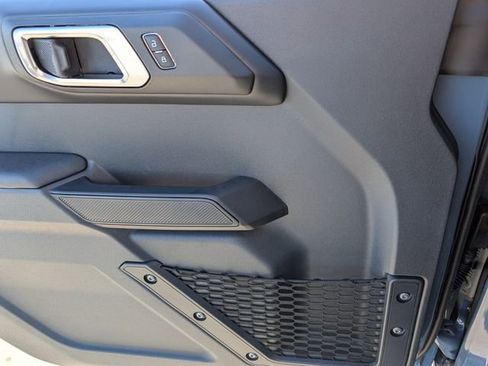 New 2025 Ford Bronco Badlands image 14