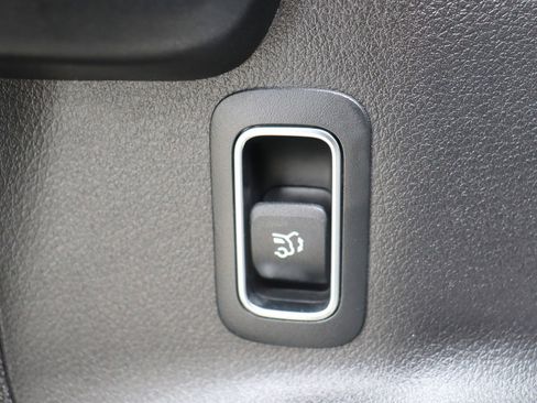 Used 2020 Mercedes-Benz GLB 250 w/ Premium Package image 27