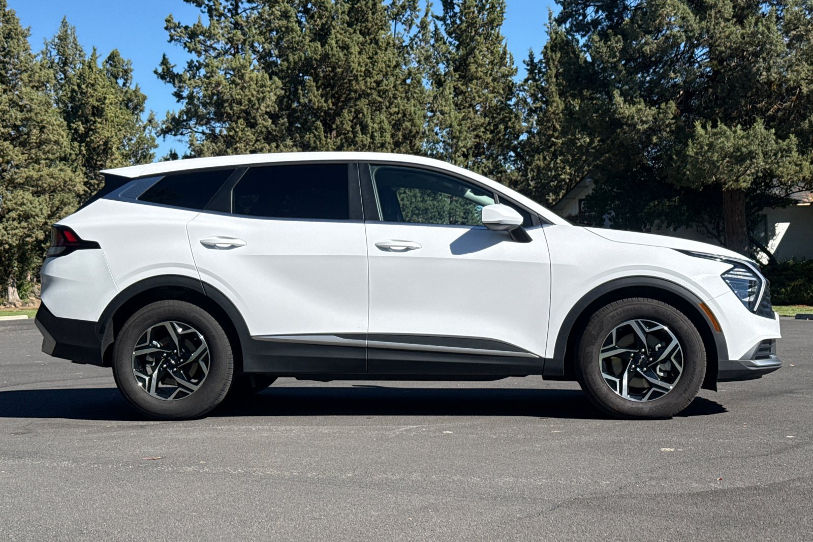 Used 2025 Kia Sportage LX FWD image 3