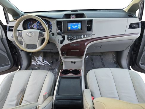 Used 2011 Toyota Sienna XLE image 9