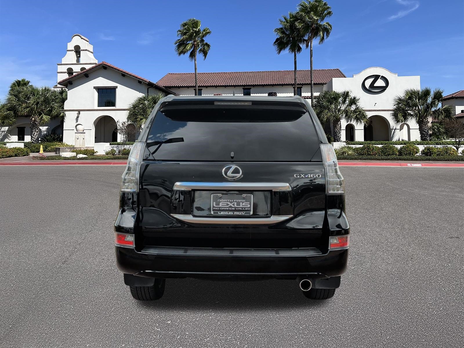 Used 2023 Lexus GX 460 Luxury w/ Accessory Package AWD/4WD image 3