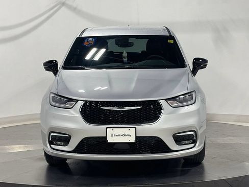 Used 2026 Chrysler Pacifica Select FWD image 3