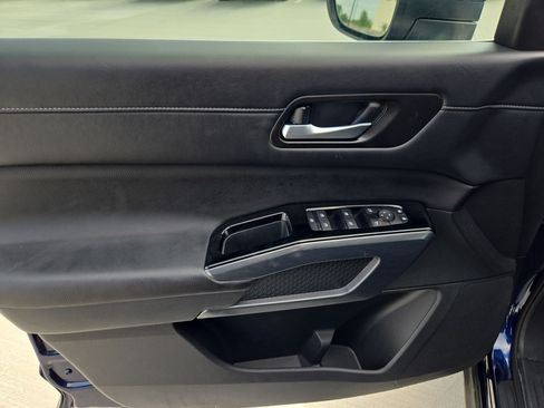 Used 2025 Nissan Pathfinder SL FWD image 14
