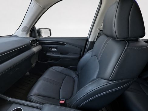 Used 2025 Honda Pilot Touring image 14