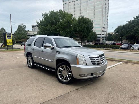 Used 2013 Cadillac Escalade Luxury RWD image 2