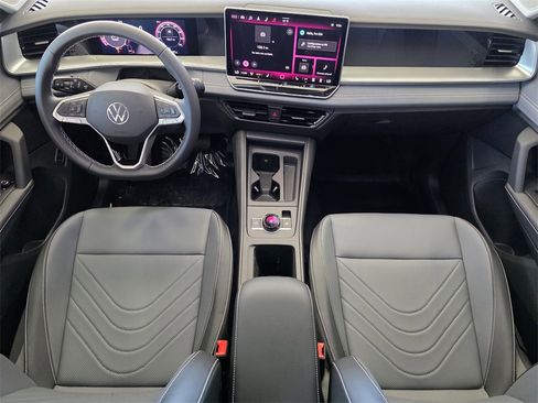 New 2025 Volkswagen Tiguan SE image 17