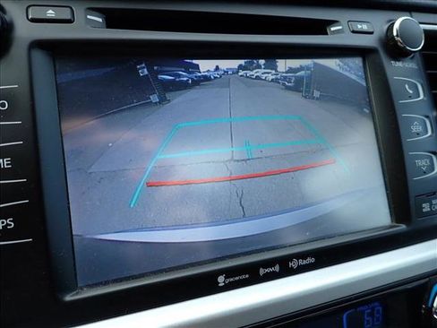 Used 2018 Toyota Highlander SE image 25