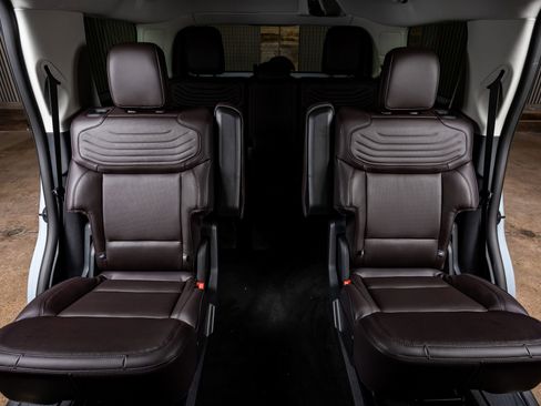 Used 2025 Ford Expedition Platinum w/ Platinum Ultimate Package image 32