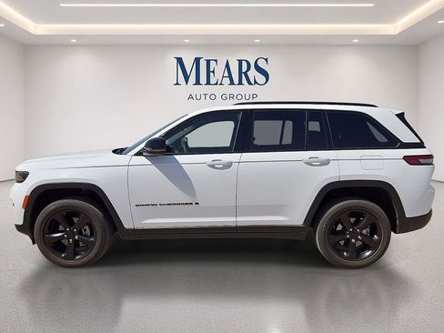 Used 2023 Jeep Grand Cherokee Altitude RWD image 2